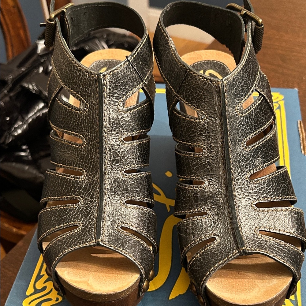 Sbicca pewter Textured Strappy Sandals. Like new!